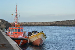 Caen m&aacute;s de un 41% las llegadas irregulares de migrantes a Canarias y aumentan m&aacute;s de un 16% a la Pen&iacute;nsula y Baleares