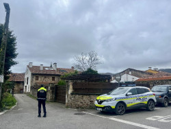 Cartes espera a los  menores migrantes que les env&iacute;a S&aacute;nchez  que no quieren los vecinos para su pueblo 