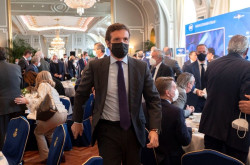 Casado adelanta que el PP presentar&aacute; una bajada de impuestos de 10.000 millones de euros "quit&aacute;ndolo del despilfarro"