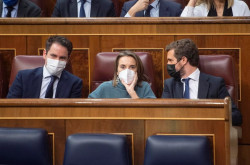 Casado censura que S&aacute;nchez "enga&ntilde;e" a la gente con la luz y le pregunta si va a dimitir alguien como ped&iacute;a &eacute;l a Rajoy
