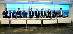 Casado con gran inteligencia y para repetir las elecciones carga contra Vox