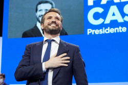 Casado reivindica su legado y dice que deja a Feij&oacute;o un PP a "las puertas de la Moncloa"