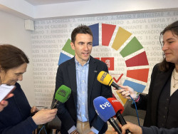 Casares insta al Gobierno de Cantabria a "rectificar" y plantear una propuesta "seria" a los docentes