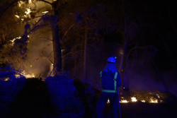Casi 70 personas siguen confinadas este s&aacute;bado tras otra noche de lucha contra el fuego en Ourense