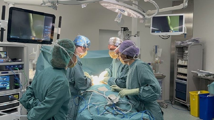 Cesar Pascual anuncia que Valdecilla contará con el sistema robótico Da Vinci SP, que permite intervenciones mínimamente invasivas