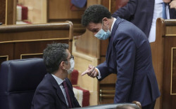 Ciudadanos como locos esperando que les llamen para firmar  la reforma laboral