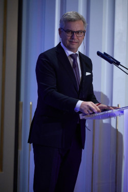 Comisario europeo de Migraciones afirma que Espa&ntilde;a tiene que "resolver internamente" la situaci&oacute;n de los menores solos