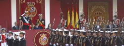 Como es tradicional gran abucheo, insultos peticiones de &iexcl;dimisi&oacute;n&iexcl; y &iexcl;fuera&iexcl; fuera&iexcl; para el presidente Sanchez a pesar de arroparse detras del Rey al llegar para presenciar el desfile
