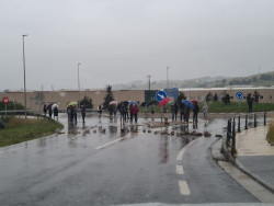 Cortadas por los piquetes tres rotondas de acceso a los pol&iacute;gonos de Guarnizo y Morero