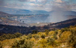 Cuatro carreteras permanecen cortadas por el incendio forestal de Bej&iacute;s