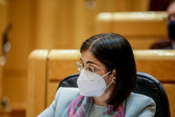  Cvirus.- Darias reitera que la mascarilla en exteriores es "temporal" y est&aacute; "m&aacute;s cerca" de modularse su uso