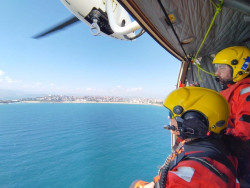 De momento no bajan los buzos  a comprobar si el marinero est&aacute; dentro del barco
