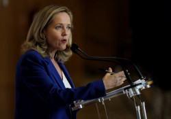 De partirse, Calvi&ntilde;o dice  que la pol&iacute;tica energ&eacute;tica espa&ntilde;ola "est&aacute; inspirando la  europea" porque Espa&ntilde;a es muy respetada en el &aacute;mbito internacional