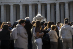 Decenas de miles de personas se congregan en la Plaza de San Pedro para asistir al funeral de Francisco