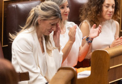 D&iacute;az sigue la comparecencia de S&aacute;nchez en la bancada de Sumar y el presidente le da el p&eacute;same por la muerte de su padre