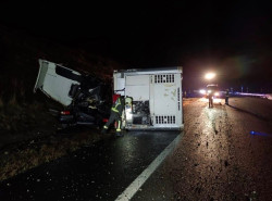Dos camiones chocan y uno vuelca en la A-67 a la altura de B&aacute;rcena de Pie de Concha