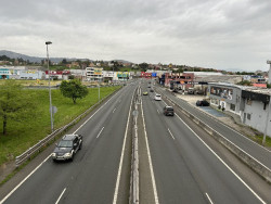 Dos kil&oacute;metros de retenciones en la S-10 hacia Santander por un accidente en Malia&ntilde;o