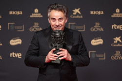 Eduard Fern&aacute;ndez recoge su cuarto Goya por `Marco`: "Deseo tener m&aacute;s personajes de este calibre"
