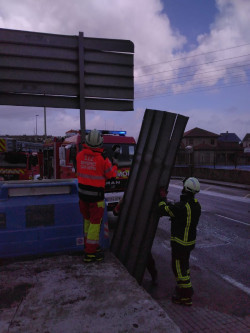 El 112 recibe 156 llamadas desde las 19 de este s&aacute;bado y coordina 46 incidencias por el temporal en Cantabria