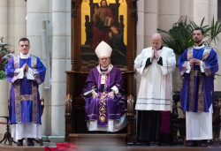 El arzobispo de Madrid recuerda a Benedicto XVI como un "sabio" y "testigo fiel de la bondad y la misericordia"