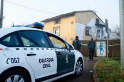  El asesinato de la mujer y su hija en Lia&ntilde;o de Villaescusa se produjo con arma blanca