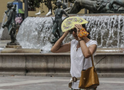 El calor pone hoy en riesgo a casi toda Espa&ntilde;a, con avisos rojos en varios puntos y m&aacute;ximas que alcanzar&aacute;n los 44&ordm;