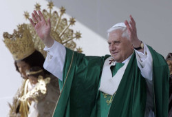 El cardenal Shc&ouml;nborn, alumno de Ratzinger, ve al pap em&eacute;rito como doctor de la Iglesia junto a San Agust&iacute;n