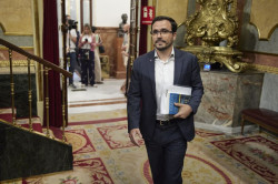 El comunista Garz&oacute;n reprueba  la visita del rey Juan Carlos 