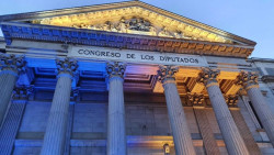El Congreso puesto en pie aplaude la valent&iacute;a del pueblo de Ucrania en su lucha por la libertad y democracia ,