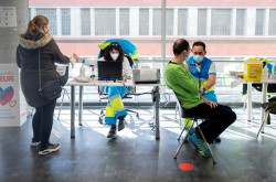 El ECDC pide administrar la dosis de refuerzo a los tres meses tras la pauta completa