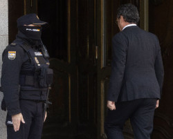 El fiscal general llega al Supremo para ser juzgado: por la puerta de autoridades, en coche oficial y solo