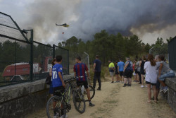 El fuego se extiende por Espa&ntilde;a con m&aacute;s de una docena de incendios, la mayor&iacute;a en CyL con 2.500 desalojados, y Ourense