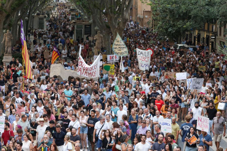 El Gobierno de S&aacute;nchez ordena cargar contra  la marcha que protestaba por el turismo masivo en Palma