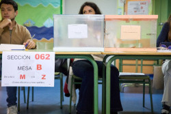 El Gobierno destaca la "absoluta normalidad" en la apertura de los colegios electorales en toda Espa&ntilde;a