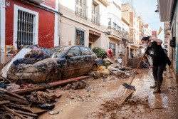 El Gobierno destinar&aacute; 500 millones en la retirada del lodo y escombros en Valencia