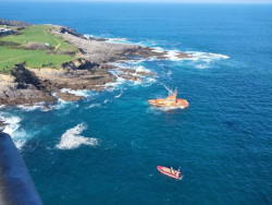 El helic&oacute;ptero de Salvamento Mar&iacute;timo se incorpora a la b&uacute;squeda del buceador desaparecido en Castro Urdiales