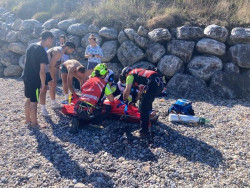 El helic&oacute;ptero rescata a tres personas en la playa de Las Arenas de Pech&oacute;n