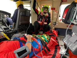 El helic&oacute;ptero rescata a un hombre de 53 a&ntilde;os en el Dobra tras una ca&iacute;da