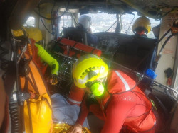 El helic&oacute;ptero rescata a un pescador arrastrado por una ola en To&ntilde;anes