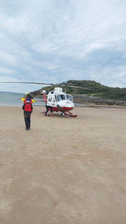 El helic&oacute;ptero rescata a una mujer de 60 a&ntilde;os con rotura de tobillo en la playa de La Arena (Arnuero)