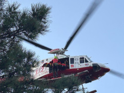 El helic&oacute;ptero rescata a una mujer de 67 a&ntilde;os con luxaci&oacute;n de hombro tras caer por un talud en Somo