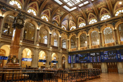 El Ibex 35 pierde casi un 1%  