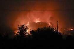 El incendio forestal de A Ca&ntilde;iza (Pontevedra), que calcina unas 300 hect&aacute;reas, evoluciona favorablemente