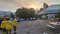 El Infoca incorpora dos aviones y helic&oacute;pteros al incendio de Tarifa, que desaloja a 1.500 personas