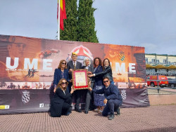 El jefe del Servicio de Protecci&oacute;n Civil del Gobierno, distinguido como soldado de honor de la UME