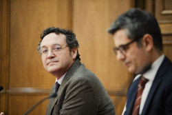 El juez del Supremo pide a Whatsapp y Google datos de las cuentas de usuario del fiscal general