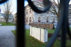 El juicio contra los acusados de abusar de una joven tras echar una sustancia en su bebida se retoma esta semana