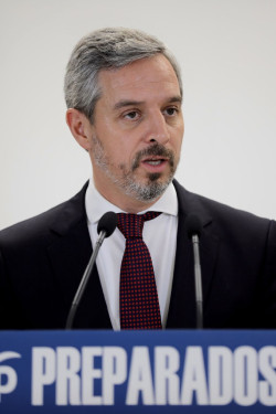 El marido de Calvi&ntilde;o a Patrimonio Nacional como alto cargo y sueldo a lo bestia.