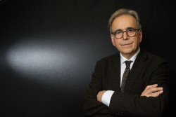 El ministro comunista Subirats califica la tuna de machista y obliga a incorporar a chicas