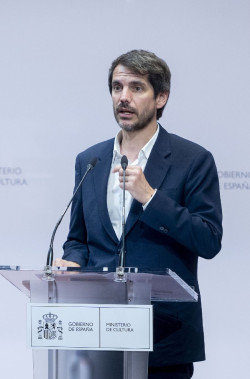 El ministro comunista Urtasun promueve llevar a los los ni&ntilde;os al cine en horario escolar